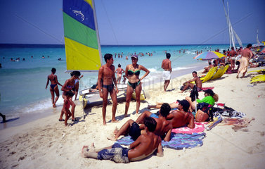 Oestlich von Havanna erstreckensich mehrere vielbesuchte Strande  darunter der Playa Santa Maria. Hier erholen sich vorwiegend Einheimische.
