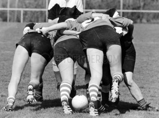 Frauen spielen Rugby