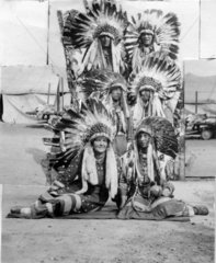 Gruppenfoto einer Indianerfamilie