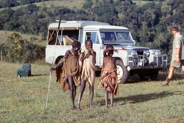 afrikanische Kinder vor Jeep
