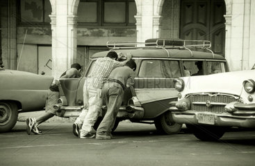 Improvisationstalent: die in die Jahre gekommene Taxiflott der kubanischen Hauptstadt.