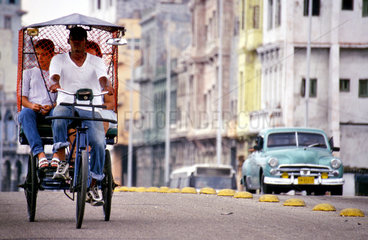 Oldtimer gehoeren in Havanna zum Alltag.