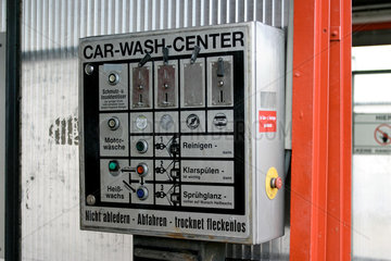 Muenzautomat an einer renovierungsbeduerftigen Waschstrasse fuer Autos.