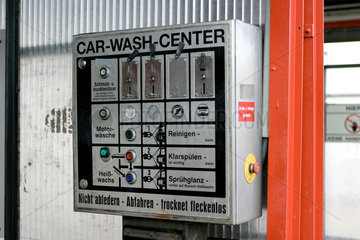 Muenzautomat an einer renovierungsbeduerftigen Waschstrasse fuer Autos.