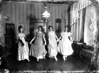 Vier Frauen posieren