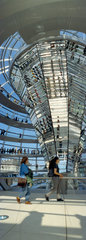 Tag der offenen Tuer im Berliner Reichstag. Zahlreiche Besucher nutzten die erste Gelegenheit  das umgebaute Gebaeude zu besuchen - trotz langer Wartezeiten.