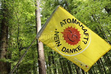 Atomkraft? Nein danke Fahne bei einem Demontrations-Umzug gegen Schweizer Atomkraftwerke.