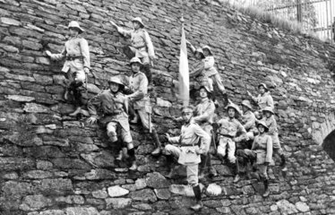 Soldaten klettern Mauer entlang