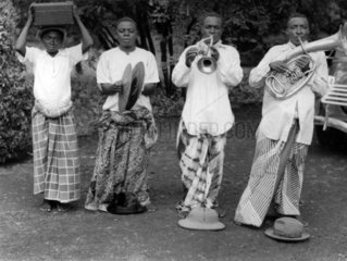 afrikanische Musiker mit europaeischen Instrumenten