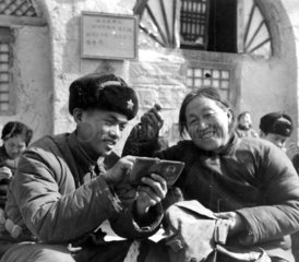 Zwei Chinesen mit Maos Buechlein