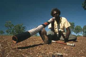 Didgeridoo Aboriginal im Outback