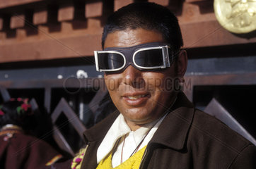 Tibeter mit komischer Brille