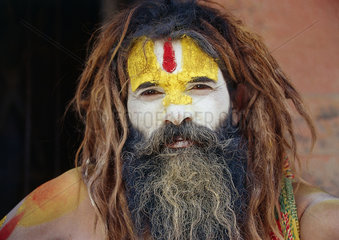 hinduistischer Geistlicher mit Gesichtsbemalung