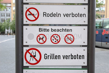 Verbotsschilder am Potsdamer Platz: Spass ist verboten