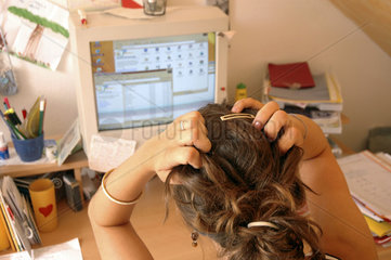 Frau rauft sich wegen des Computers die Haare