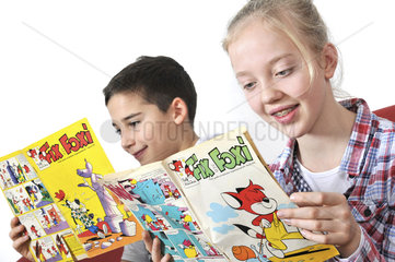Kinder lesen alte Fix & Foxi-Hefte