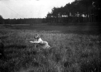 Frau kniet im Gras  1930