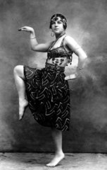 Verkleidet tanzende Frau 1900