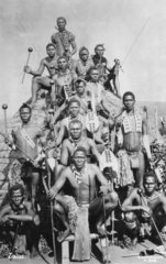 afrikanischer Stamm posiert vor Huette