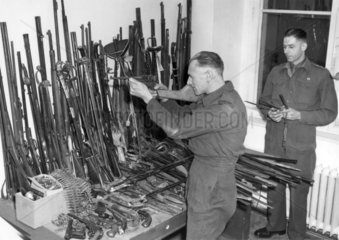 Berlin Wilmersdorf Mann mit Waffen