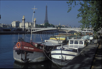 Hausboote an der Seine