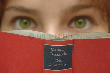 Frau mit gruenen Augen liest das Dekameron