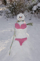 Schneemann  Schneefrau mit Bikini