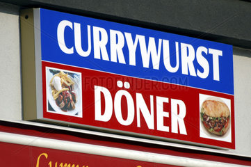 Schild Currywurst und Doener werden in gleichem Geschaeft verkauft