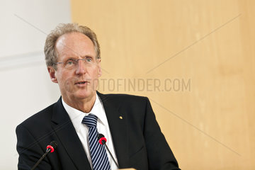 Dr. Wolfgang Schuster