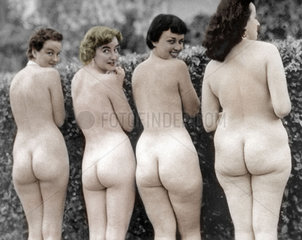 Vier nackte Frauen