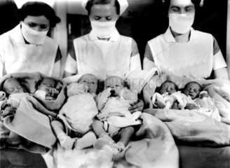 Krankenschwestern mit Neugeborenen