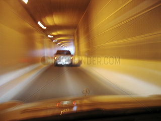 Fahrt durch Tunnel
