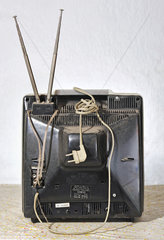 ausrangierter Fernseher  Marke Kuba  1971  Rueckseite