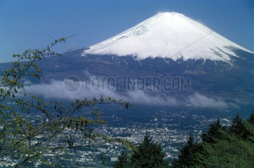Blick ueber eine Stadt auf Fuji