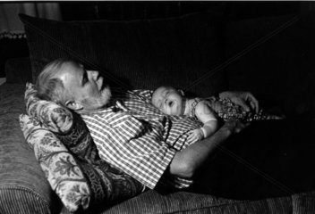 Opa und Baby schlafend