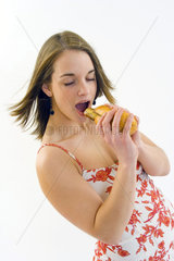 Frau isst Hot Dog