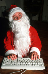 Weihnachtsmann am Computer