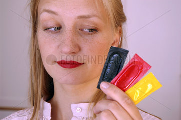 Frau mit drei Kondomen in den Deutschlandfarben