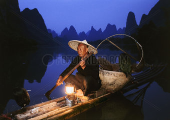 China: Fischer mit Netz auf dem Li-Fluss bei Nacht