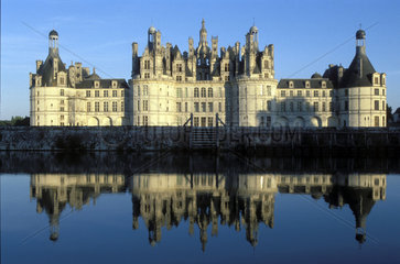 Schloss Chambord spiegelt sich im Wasser