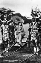 europaeische Frau in Riksha mit zwei Afrikanern