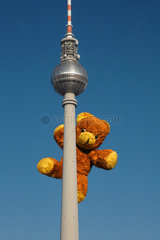 Deutschland  Berlin  Teddybaer klettert auf den Fernsehturm