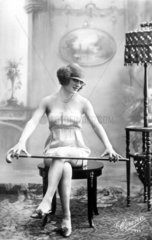 Halbnackte Frau  sitzend  1920