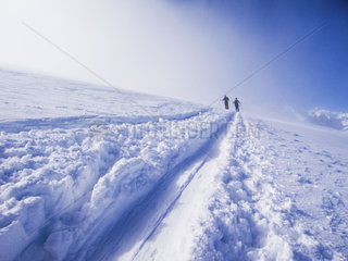 Skifahrer hinterlassen Spuren im Schnee