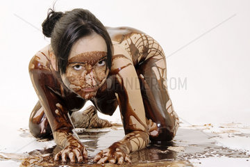 Frau mit Schokolade beschmiert