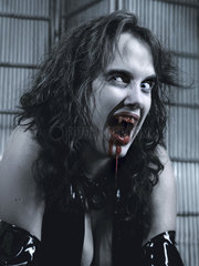 weiblicher Vampir mit blutverschmiertem Gebiss