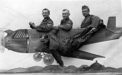 4 Soldaten in Flugzeugattrappe