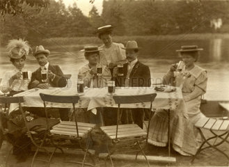 Freunde im Biergarten  1910
