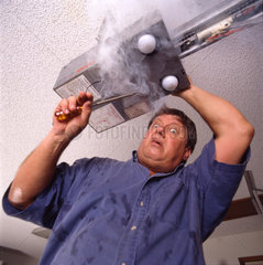 Mann repariert automatischen Garagetueroeffner