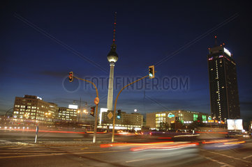 D Berlin Verkehr am Alexanderplatz bei Nacht